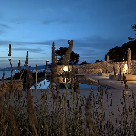 Stravatha Secluded Sunset Villa *